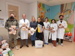 Pediatria Livorno, il Comandante Alfa consegna doni ai piccoli pazienti per il Natale 2023