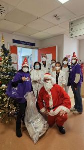 Pediatria di Livorno, consegna speciale di doni da parte dei corrieri della FedEx Express