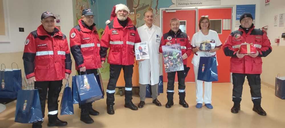 Pediatria, l'Associazione Nazionale carabinieri porta la gioia del Natale ai piccoli pazienti