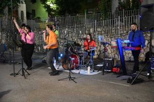 Un pomeriggio tutto da cantare e ballare. Sabato 23 dicembre dalle ore 17 alle 19 il borgo commerciale del porto turistico Marina Cala de’ Medici di Rosignano ospiterà gli Slump, una cartoon cover band composta da 7 ragazzi con una passione in comune, quella per i cartoni animati e la Disney.    Due ore a ingresso libero durante le quali proporranno tantissimi pezzi diversi, dagli anni ’80 ad oggi. Daitan, Lupin, Ufo Robot Goldrake e Kenshiro fino alle canzoni più ballabili per i bambini come Dragon Ball e Pokémon ma anche tante sigle della Disney, dalle classiche come la Sirenetta alle più attuali come “Non si nomina Bruno”. Due ore dedicate alle famiglie durante le quali non mancheranno anche tante canzoni natalizie, da Michael Bublé a Mariah Carey a Robbie Williams. Il tutto in un porto illuminato per le festività, dai proiettori con Babbo Natale con le stelle, pacchi di Natale, fiocchi di neve blu e tanti affascinati giochi di luce all’interno del borgo commerciale, al grande albero di Natale e alle palme illuminate. Un’atmosfera suggestiva con tutti i negozi aperti.    Il 2024, sabato 6 gennaio, si aprirà invece con “La Befana al porto”, un pomeriggio per i più piccoli, sempre ad ingresso gratuito, in compagnia di Badalì Bimbi Asd tra animazione, giochi e divertimento, baby dance, premi e un ospite speciale, per proseguire poi con tantissimi altri eventi invernali, dagli spettacoli di magia ad un raduno di auto storiche in programma a marzo