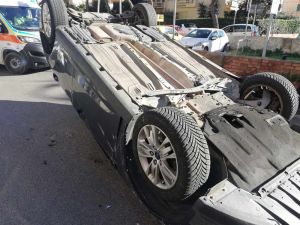 Auto ribaltata in viale Nazario Sauro, traffico in tilt