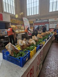 I giovani della Commissione Ambiente e Mobilità Sostenibile CAMS in visita al Banco 13 del Mercato Centrale