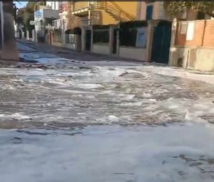 L'acqua del mare allaga Cecina Mare (video)