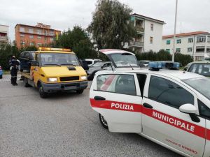 Libertà: Blitz della Municipale, sgombero, rimozione auto, pulizia e taglio erba