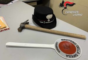 Ubriaco brandisce un martello, denunciato 54enne livornese
