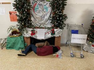 Natale alle De Amicis, una installazione per raccolta cibo per i senza fissa dimora