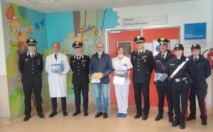 Pediatria, i carabinieri portano doni ai piccoli pazienti