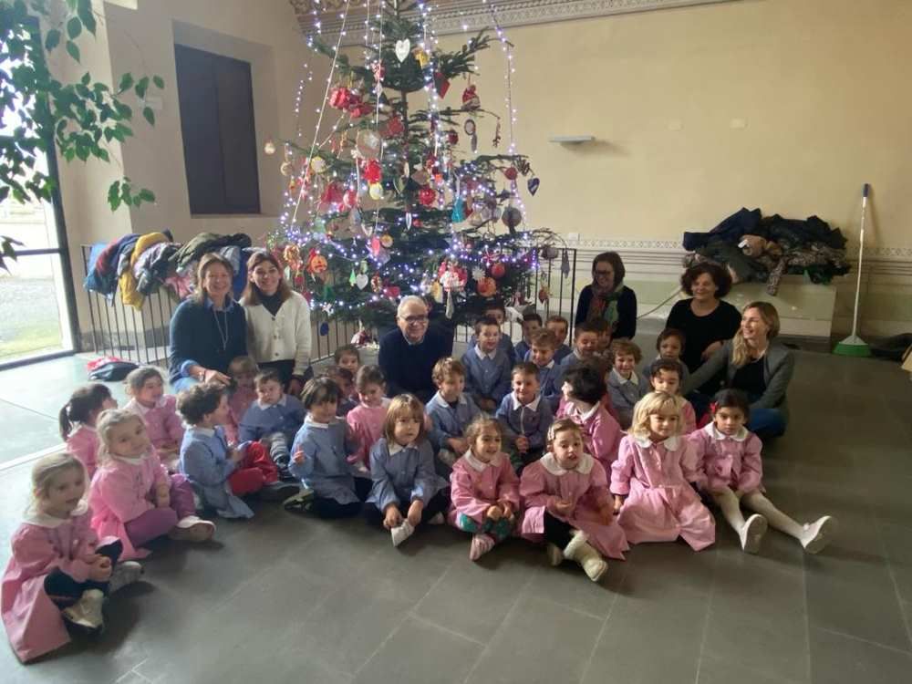 Rosignano: Gli scolari addobbano l'albero di Natale in Comune con le loro palline (Foto)