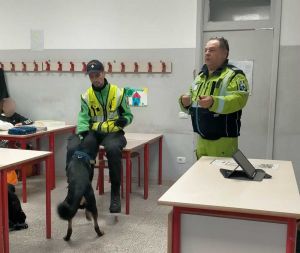 Viaggio nel Mondo Peloso Anpana Livorno e le Prime delle Medie Pazzini Esplorano il Linguaggio dei Cani e Gatti