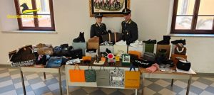 Beni di lusso contraffatti sequestro, perquisizioni e 18 indagati a Livorno