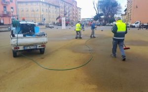 Danni da petardi in piazza del Luogo Pio, pavimentazione ferita