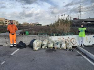 Discarica a cielo aperto a Levante ripulita da Mr. Green e Nina