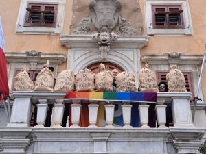 Sacchi di carbone per la Giunta Comunale, la protesta di Befana dei comitati A.S.L