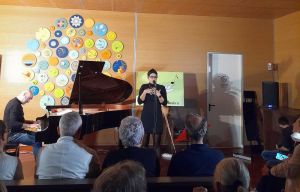 La voce jazz di Karima per i pazienti oncologici dell'ospedale Apuane