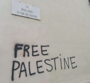 Livorno, via degli Ebrei: scritte free Palestine e tentativo di cancellare la memoria?