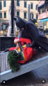 Sicurezza C'è un nuovo eroe in città, botte da orbi,  Batman da una lezione a Joker in piazza Attias. il video di Livornogramm