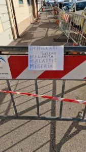 Un cartello imbarazzante e vergognoso sul lungomare di Livorno