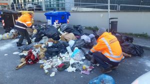 Rifiuti abbandonati in via delle Cateratte, individuati 13 potenziali autori delle deplorevoli azioni a danno della collettività