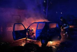 A fuoco un'auto parcheggiata nel cortile condominiale