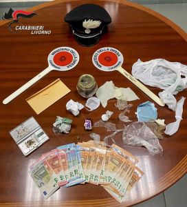 Spaccia droga che nascondeva nel garage, denunciato 20enne. Segnalato un 24enne