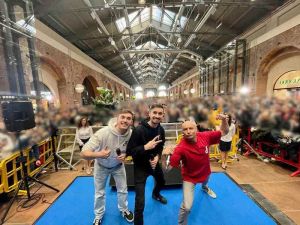 Bagno di folla a Porta a Mare, per i diEffe Bros. Fan in delirio