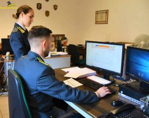 Livorno, 1,5 milioni di fatture false nell'elettronica per abbattere i ricavi: scatta la denuncia