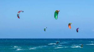 Tragedia al Calambrone: 61enne perde la vita durante una sessione di kitesurf 