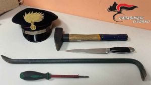 Sorpreso a forzare l'ingresso di un condominio, denunciato 53enne livornese. Aveva anche un coltello