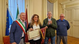 Premiata dal sindaco Luca Salvetti la livornese campionessa mondiale di Oceanman Eva Giuliani