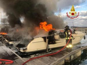 A fuoco tre Imbarcazioni al Porto Turistico di Piombino in corso le operazioni di estinzione
