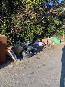 Abbandono di rifiuti al Gabbro: individuato il responsabile, entro domani l'area sarà ripulita