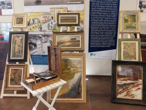 Artisti espongono quadri sotto gli archi di Porta a Mare