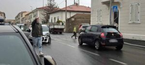 Auto si schianta contro portone in viale del Risorgimento (Foto)