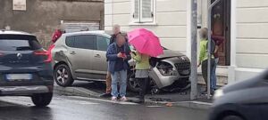 Auto si schianta contro portone in viale del Risorgimento (Foto)