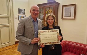 Covid, Salvetti consegna una pergamena alla dott.ssa Filomena Marrelli, primario di pneumologia