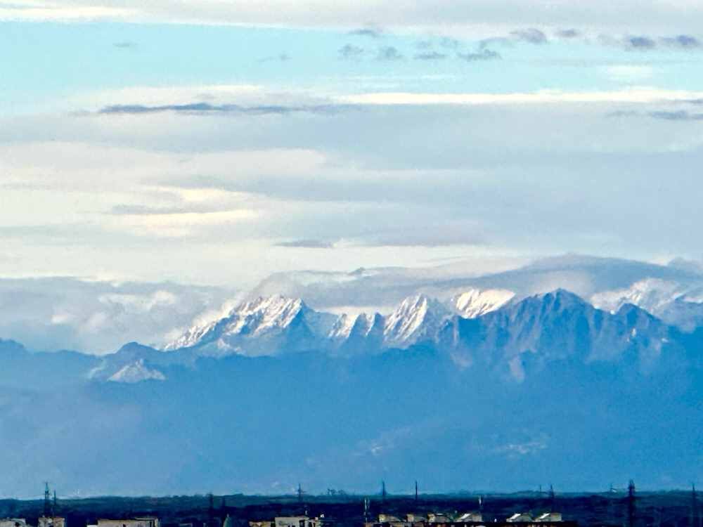 Le foto, le Apuane si imbiancano