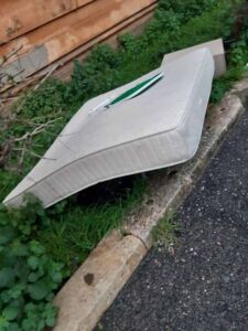 Materasso abbandonato davanti alla scuola una sfida per l'ambiente e la convivenza civile