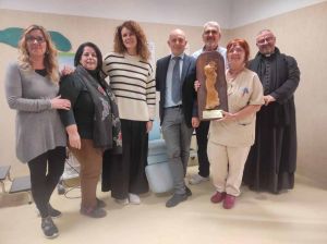Maternità, donata scultura in memoria dell'ostetrica Lina Bubi Lenzi