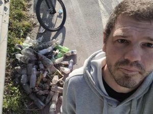 Mister Green, l'eroe ecologico, torna in azione, rimossi 3,350 chili di plastica da via Jacoponi