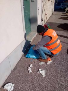 Rifiuti sanitari abbandonati in via Tripoli, intervengono gli ispettori ambientali