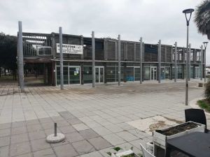 Lungomare di Livorno: "Un'elegia di Tristezza tra Baracchine Abbandonate"