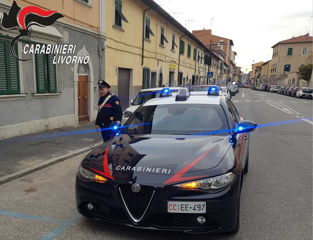 carabinieri 112 auto con logo e paletta - Livornopress