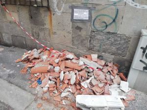 Cartellonistica labronica: tra ragione ed esasperazione scappano parolacce e offese