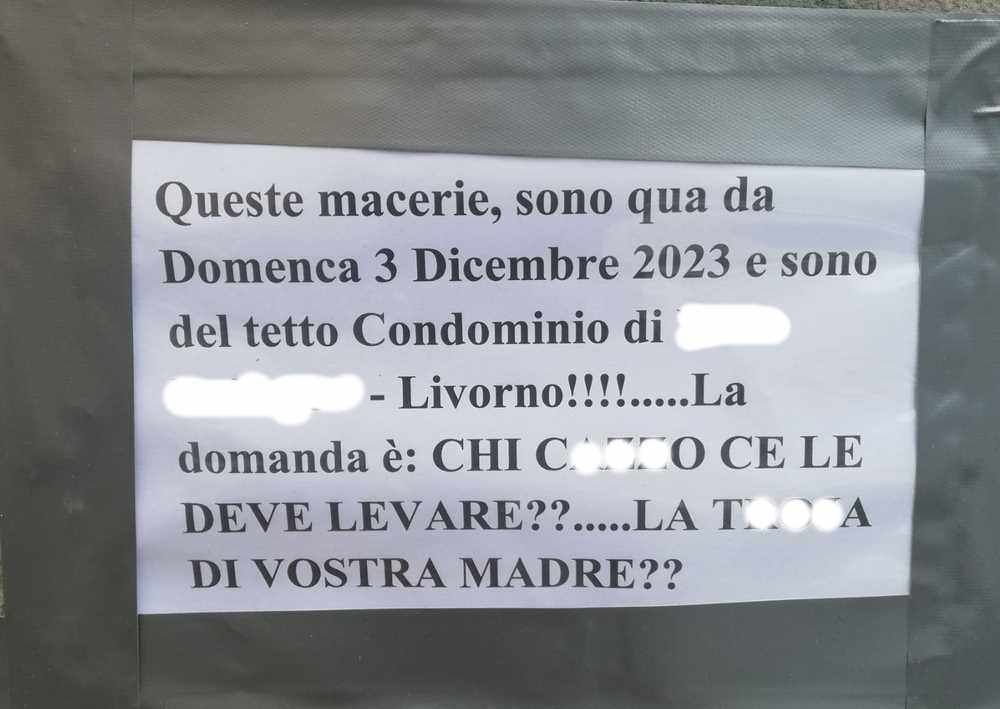 Cartellonistica labronica: tra ragione ed esasperazione scappano parolacce e offese