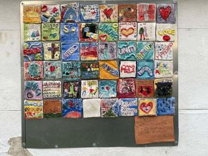 Inaugurato il mosaico dell’inclusione realizzato dagli alunni della scuola N. Sauro di Collesalvetti