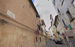 "Casa di spaccio in via Tonci", lasciano soldi nel portone e ricevono droga dalla finestra. Arrestato tunisino