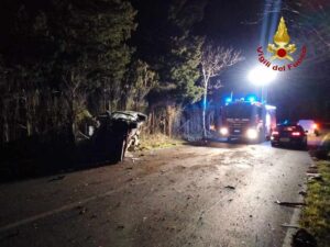 Auto si schianta contro due platani a La California