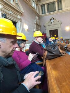 Caschi gialli in consiglio comunale, protesta contro la cementificazione