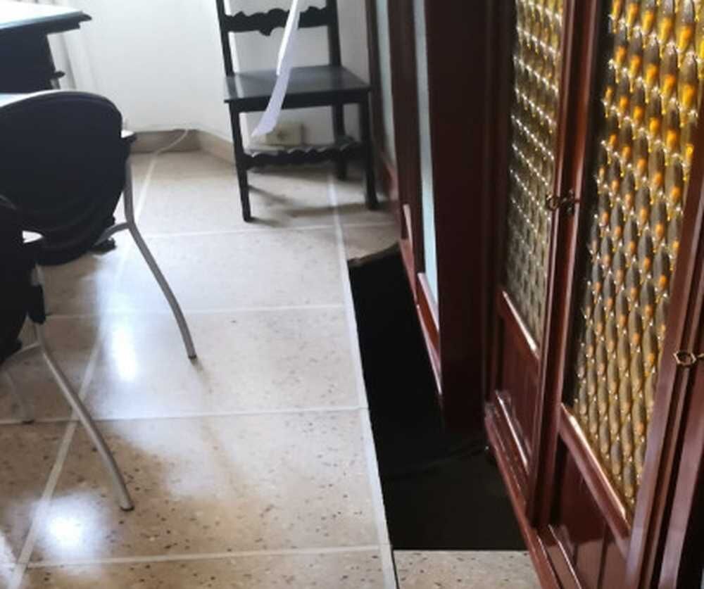 Questa mattina si è verificato il cedimento del solaio di una stanza, adibita ad uso archivio, situata al pianterreno di Palazzo Granducale. Il pavimento del locale è ceduto sul vespaio sottostante e i Vigili del fuoco, chiamati per verificare la situazione, hanno interdetto per sicurezza l’uso degli uffici di tutto il corridoio del piano, sul lato che affaccia sul viale degli Avvalorati. Nessun dipendente è stato coinvolto nell’accaduto e, a titolo precauzionale, gli uffici del pianterreno sono stati evacuati e il personale è stato dislocato in altre stanze del palazzo, mantenendo comunque la piena operatività dei servizi connessi. L’Ufficio tecnico dell’Amministrazione Provinciale nei prossimi giorni provvederà ad effettuare gli opportuni controlli.