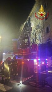 Incendio all’Ex Hotel Corallo a Livorno, intervento dei vigili del fuoco ancora in corso